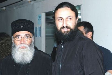 Ο παπαροκάς ξυρίστηκε, ερωτεύτηκε και πέταξε τα ράσα – ΦΩΤΟ