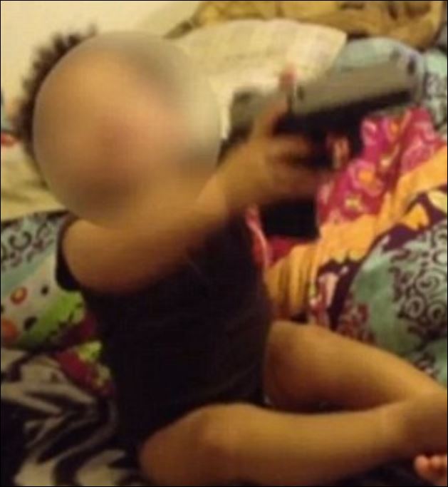 ΣΟΚ – Μωρό βάζει όπλο στο στόμα του – ΒΙΝΤΕΟ