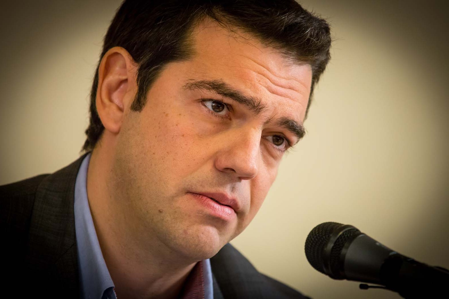 Handelsblatt: Ο Τσίπρας παίζει με τη φωτιά