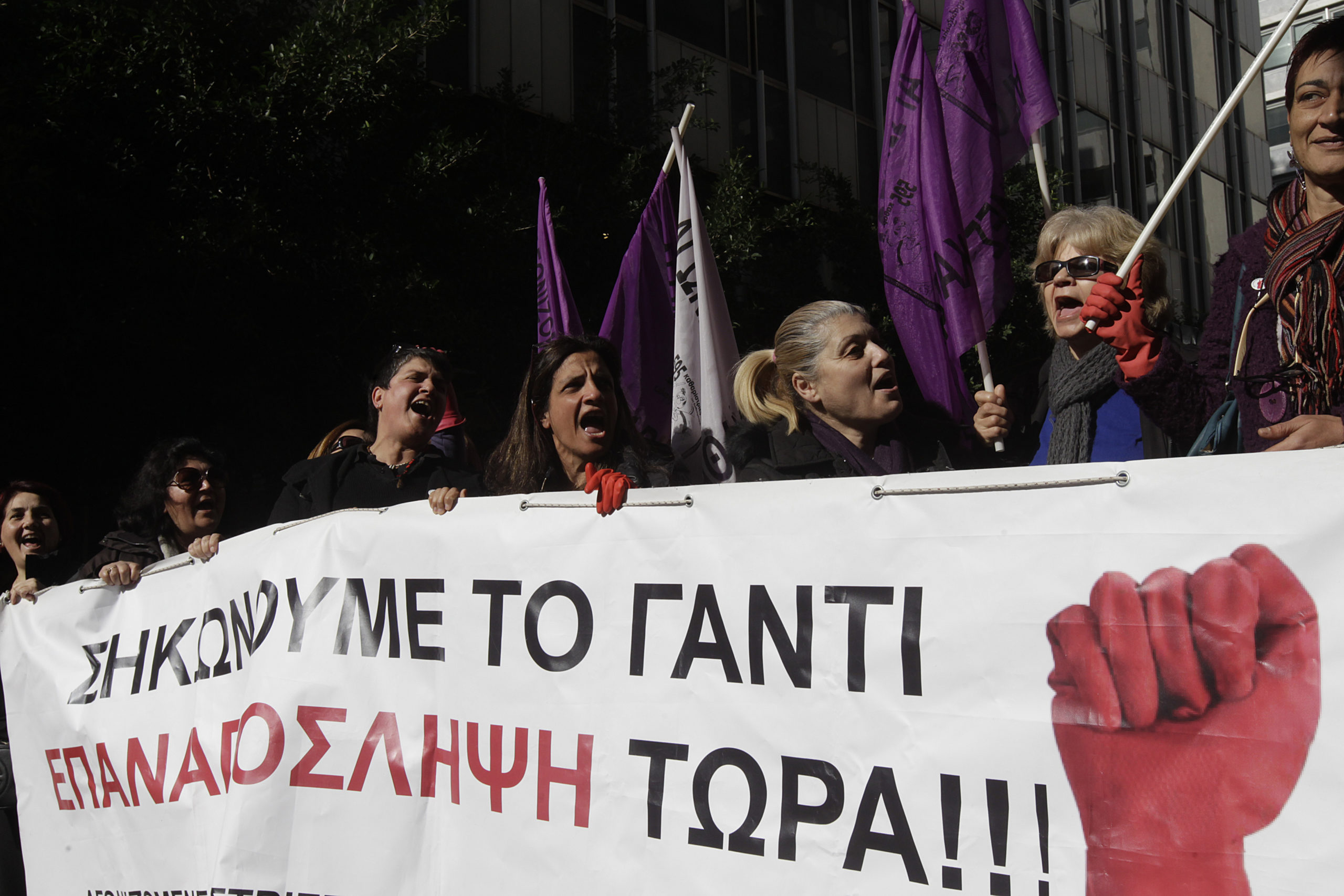 Με πανηγυρισμούς υποδέχθηκαν τον Βαρουφάκη οι καθαρίστριες – ΦΩΤΟ