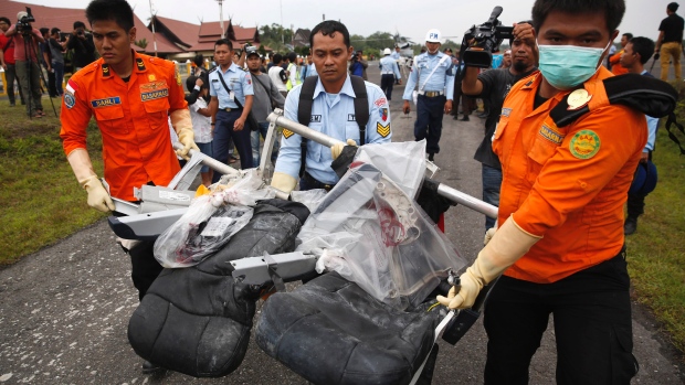 AirAsia-Έλπίζουν σε βελτίωση του καιρού για τον εντοπισμό του αεροσκάφους – ΒΙΝΤΕΟ-ΦΩΤΟ