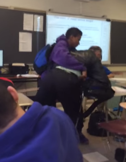 Μαθητής έδειρε καθηγητή για το κινητό – ΒΙΝΤΕΟ