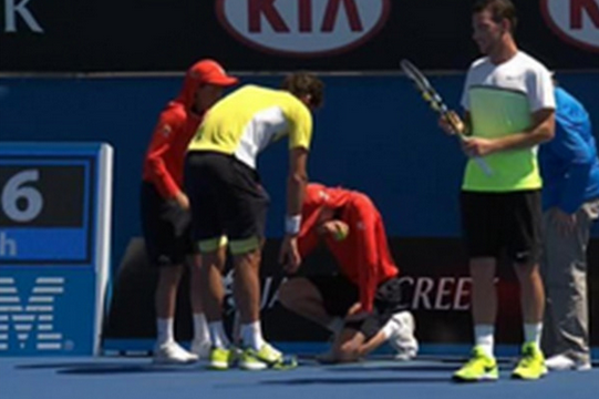 Μπαλάκι του τένις “πέτυχε” ball boy στο “λάθος” σημείο – BINTEO