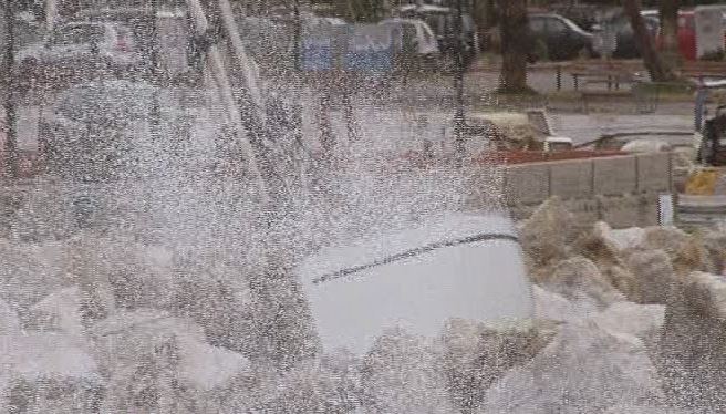 Ιστιοφόρο έπεσε στα βράχια – ΒΙΝΤΕΟ