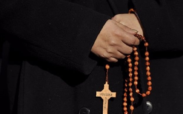 Σε αργία ο ιερέας που εξαπατούσε