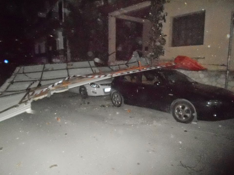 Γιάννενα-Στέγη έπεσε πάνω σε αυτοκίνητα – ΦΩΤΟ