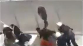 Σάλος με βίντεο που δείχνει ΜΑΤ να χτυπούν μετανάστες – ΒΙΝΤΕΟ