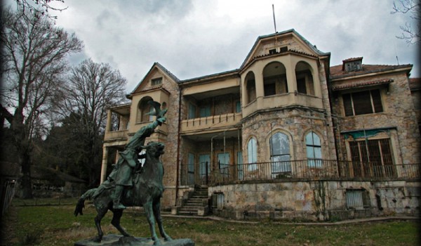 Πτώση δέντρου κατέστρεψε τμήμα των πρώην ανακτόρων στο Τατόι