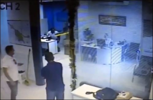 Εισβολή αυτοκινήτου σε μεσιτικό γραφείο – ΒΙΝΤΕΟ