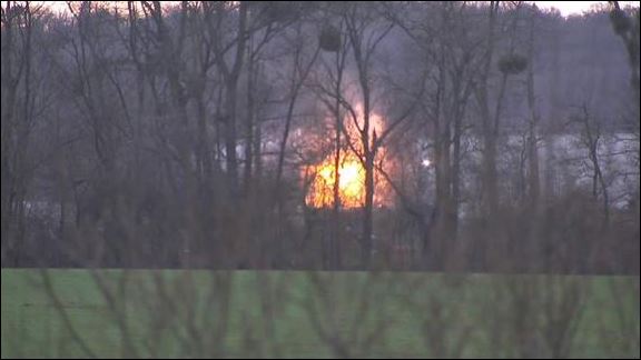 Πυροβολισμοί και εκρήξεις στο τυπογραφείο που είναι ταμπουρωμένοι οι δύο τρομοκράτες