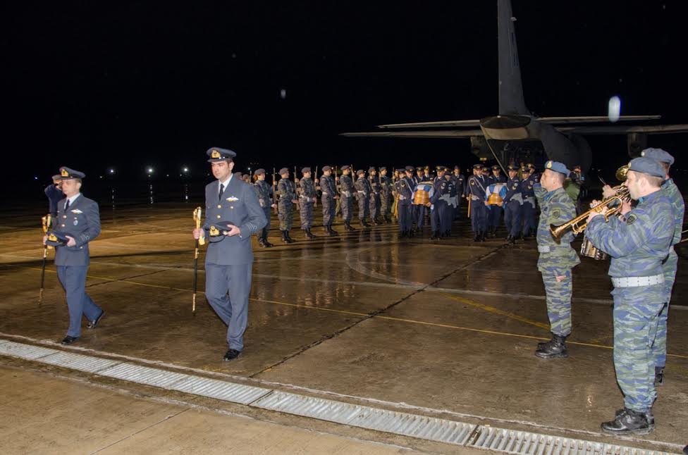 Φωτο από την άφιξη των σορών των άτυχων πιλότων
