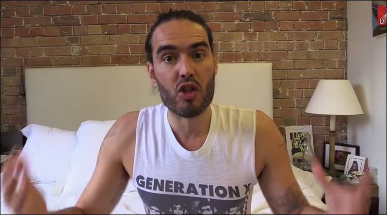 Ο Russell Brand καλεί τους Βρετανούς να ακολουθήσουν την “ελληνική επανάσταση” – ΒΙΝΤΕΟ