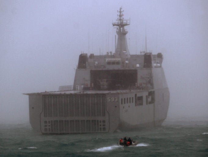 epa04546439 Members of a rescue team of the Indonesian