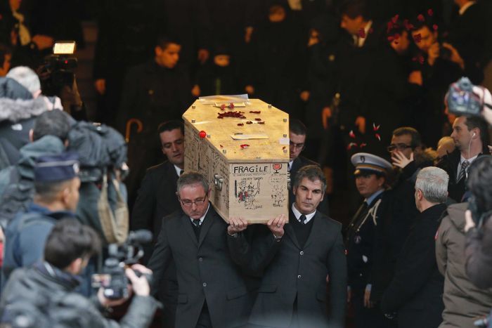 Charlie Hebdo – Σε στενό οικογενειακό κύκλο οι κηδείες δύο σκιτσογράφων – ΦΩΤΟ