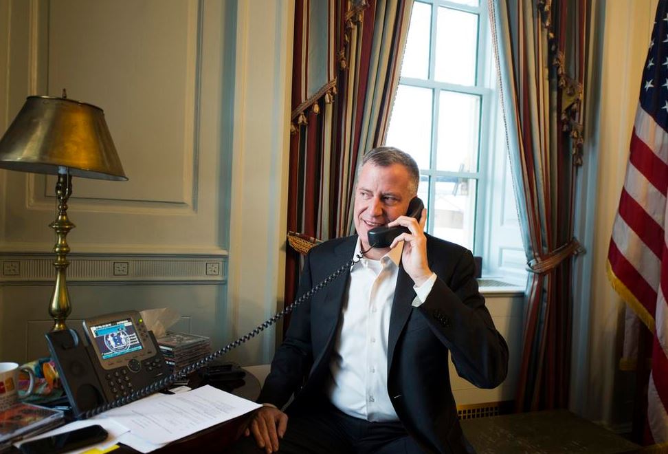 Έβγαλε τη γραβάτα ο δήμαρχος της Νέας Υόρκης για να μιλήσει με τον Τσίπρα – ΦΩΤΟ