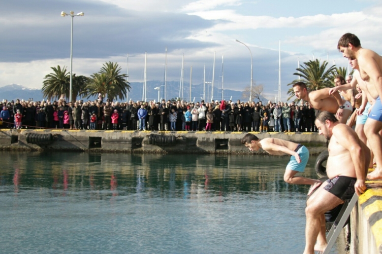 Στυλίδα – Παρά την παγωνιά έπεσαν για τον σταυρό – ΦΩΤΟ