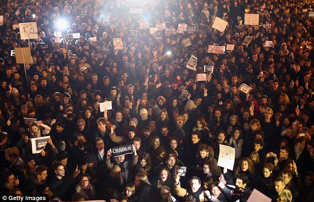Πορεία μνήμης στην Ουάσιγκτον για τα θύματα των τρομοκρατικών επιθέσεων στο Παρίσι