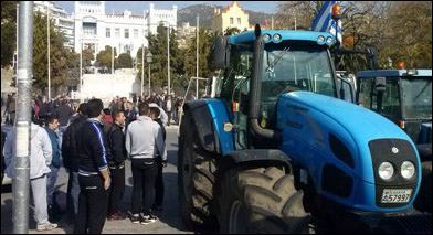 Τα τρακτέρ στους δρόμους βγάζουν οι αγρότες