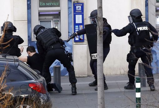 Γαλλία: Καρέ-καρέ η σύλληψη του δράστη της ομηρίας σε ταχυδρομείο – ΦΩΤΟ