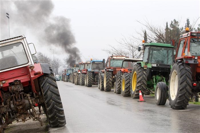 «Βγάζουμε τα τρακτέρ αύριο αν δεν πληρωθούμε»