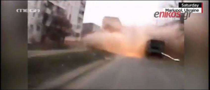 Ρουκέτα κάνει στάχτη φορτηγό στη Μαριούπολη – ΒΙΝΤΕΟ