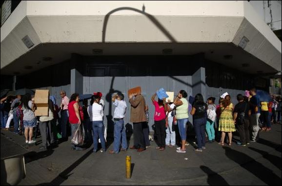 Απαγορεύτηκαν οι ουρές έξω από καταστήματα στη Βενεζουέλα