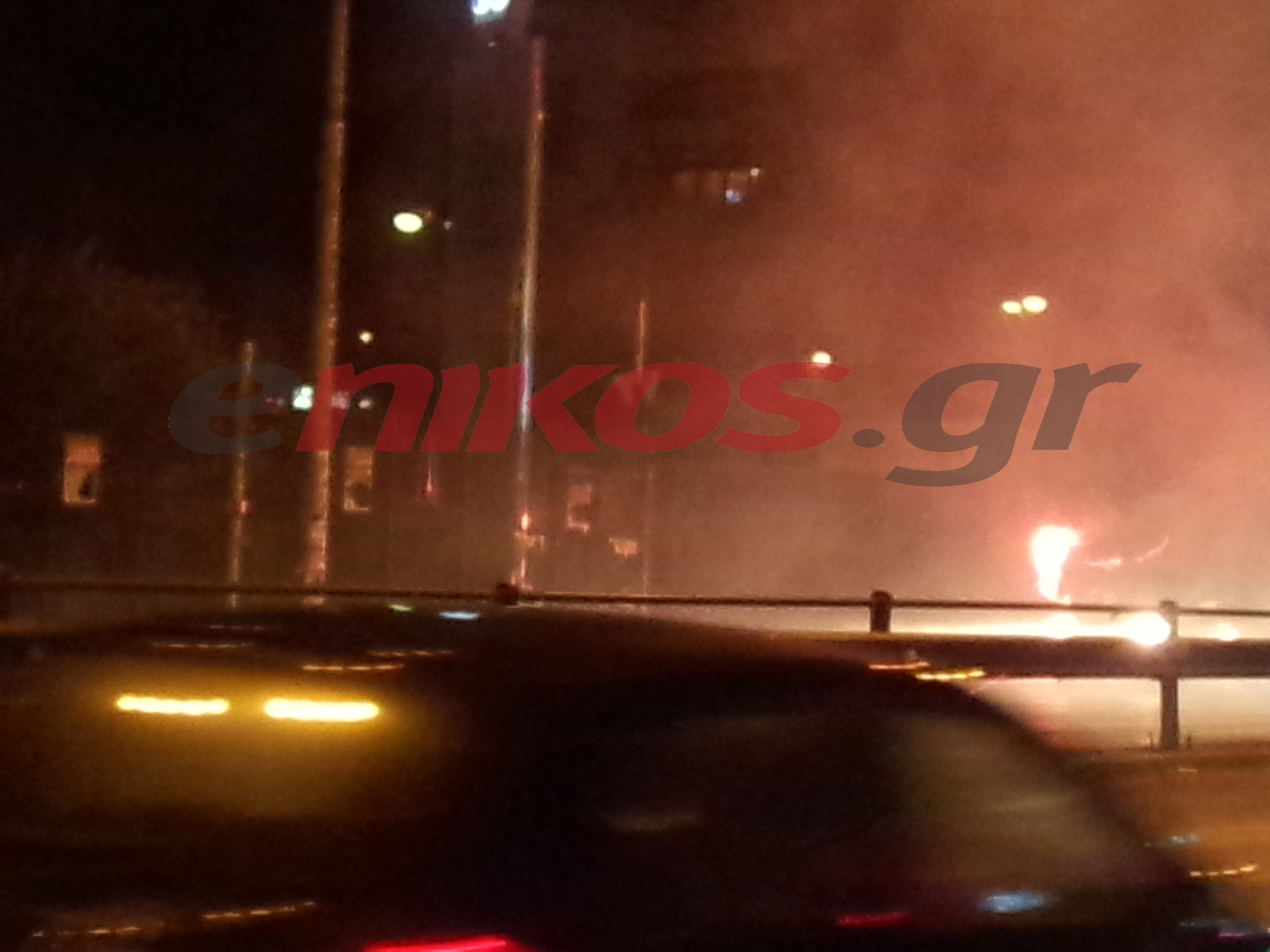 Νεαρός με φωτοβολίδα έξω από την ΕΡΤ – ΦΩΤΟ