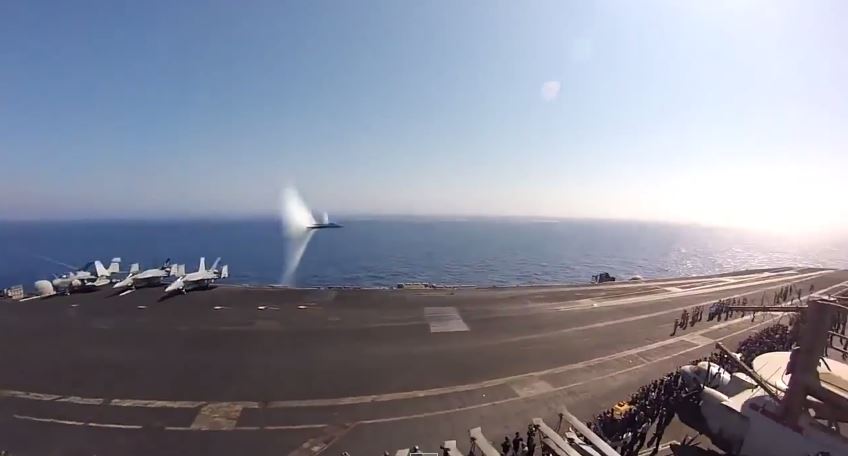 F-18 σπάει το φράγμα του ήχου – ΒΙΝΤΕΟ