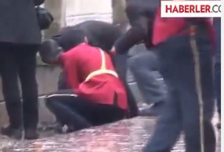 Η επίθεση κοντά στο γραφείο του Ερντογάν – ΒΙΝΤΕΟ