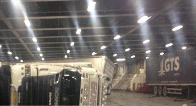 Ντεραπάρισε φορτηγό σε γκαράζ πλοίου – ΦΩΤΟ