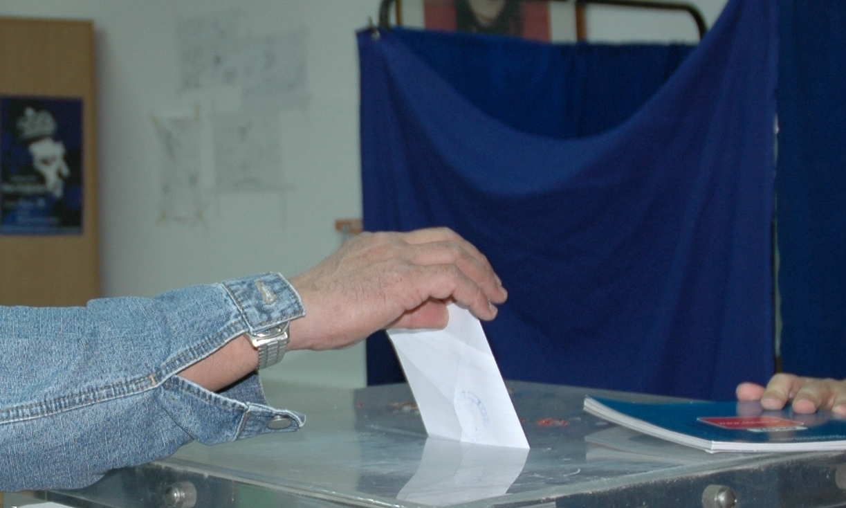Ταξίδεψε μέχρι τα Χανιά κι έμαθε πως ψηφίζει στην Αθήνα