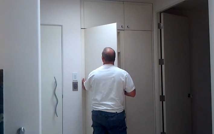 Τι κρύβει αυτή η ντουλάπα; – ΒΙΝΤΕΟ