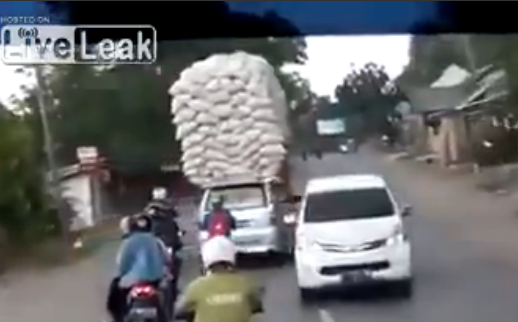 Ο οδηγός που αγνόησε τους νόμους της φυσικής και… τιμωρήθηκε – ΒΙΝΤΕΟ