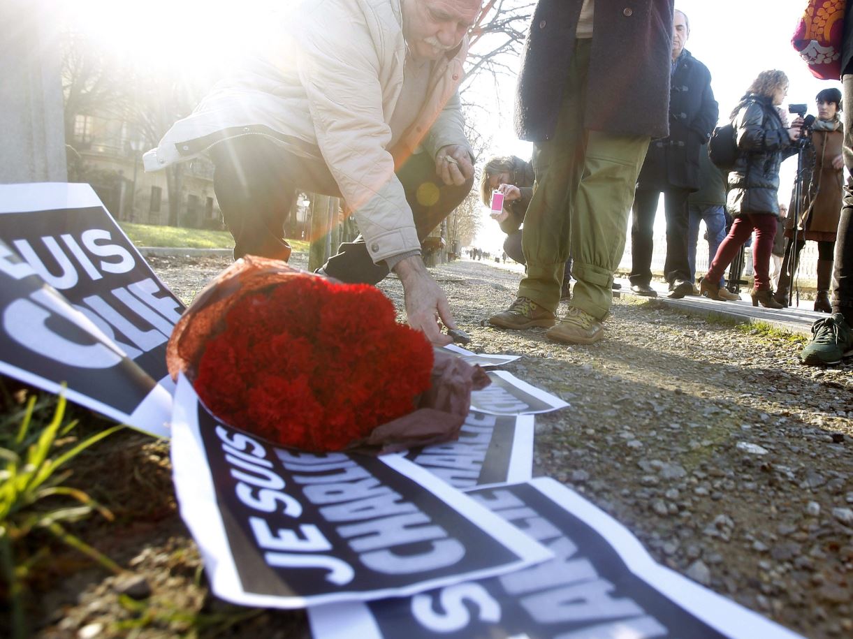 Το εξώφυλλο του Charlie Hebdo μετά την εξέγερση του Πολυτεχνείου – ΦΩΤΟ