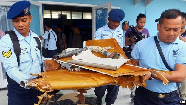 Indonesian military officers carry wreckage from AirAsia flight QZ8501 at the military base in Pangkalan Bun 02/01/2015