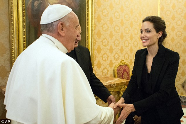 Η Ατζελίνα Τζολί συναντήθηκε με τον Πάπα
