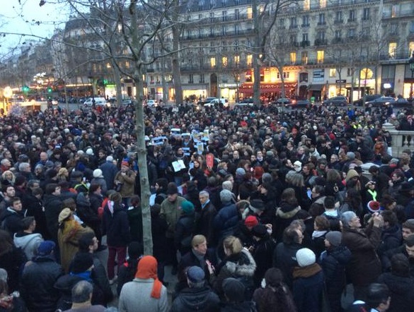 Με πένες και δάκρυα στα μάτια χιλιάδες Γάλλοι στους δρόμους του Παρισιού – ΦΩΤΟ