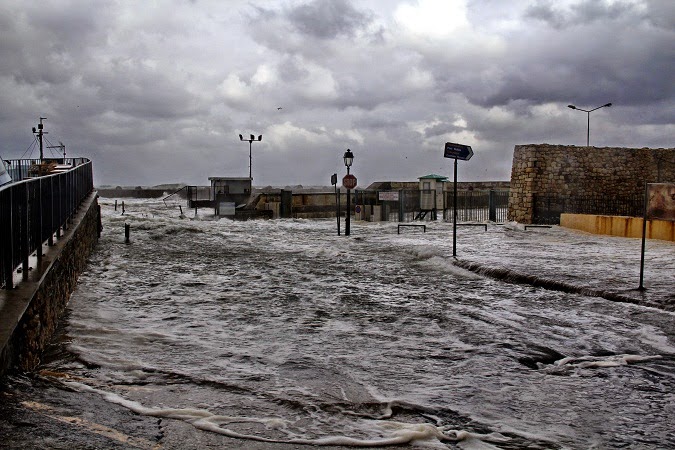Η θάλασσα βγήκε στη στεριά στο Ρέθυμνο – ΦΩΤΟ