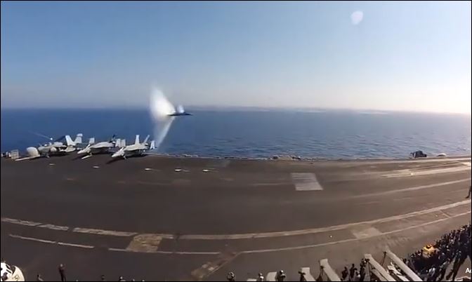 Μαχητικό αεροπλάνο σπάει το φράγμα του ήχου – ΒΙΝΤΕΟ