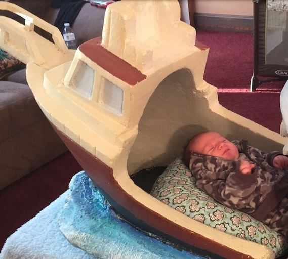 Βρεφικό κρεβάτι… στα σαγόνια του καρχαρία – ΦΩΤΟ