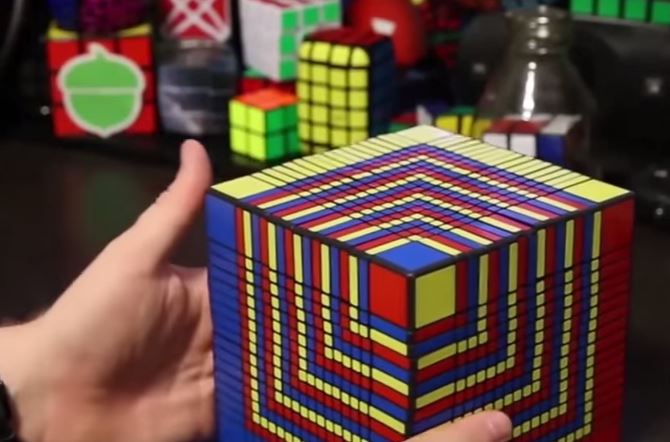Έλυσε σε 7,5 ώρες έναν τεράστιο κύβο του Ρούμπικ – ΒΙΝΤΕΟ