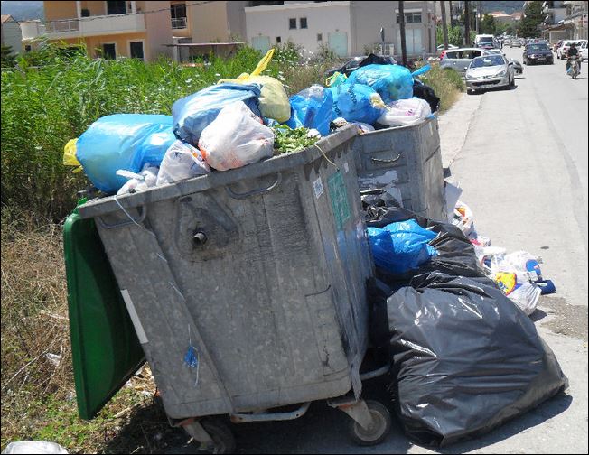 Οικογένεια ψάχνει στα σκουπίδια για τροφή – ΦΩΤΟ