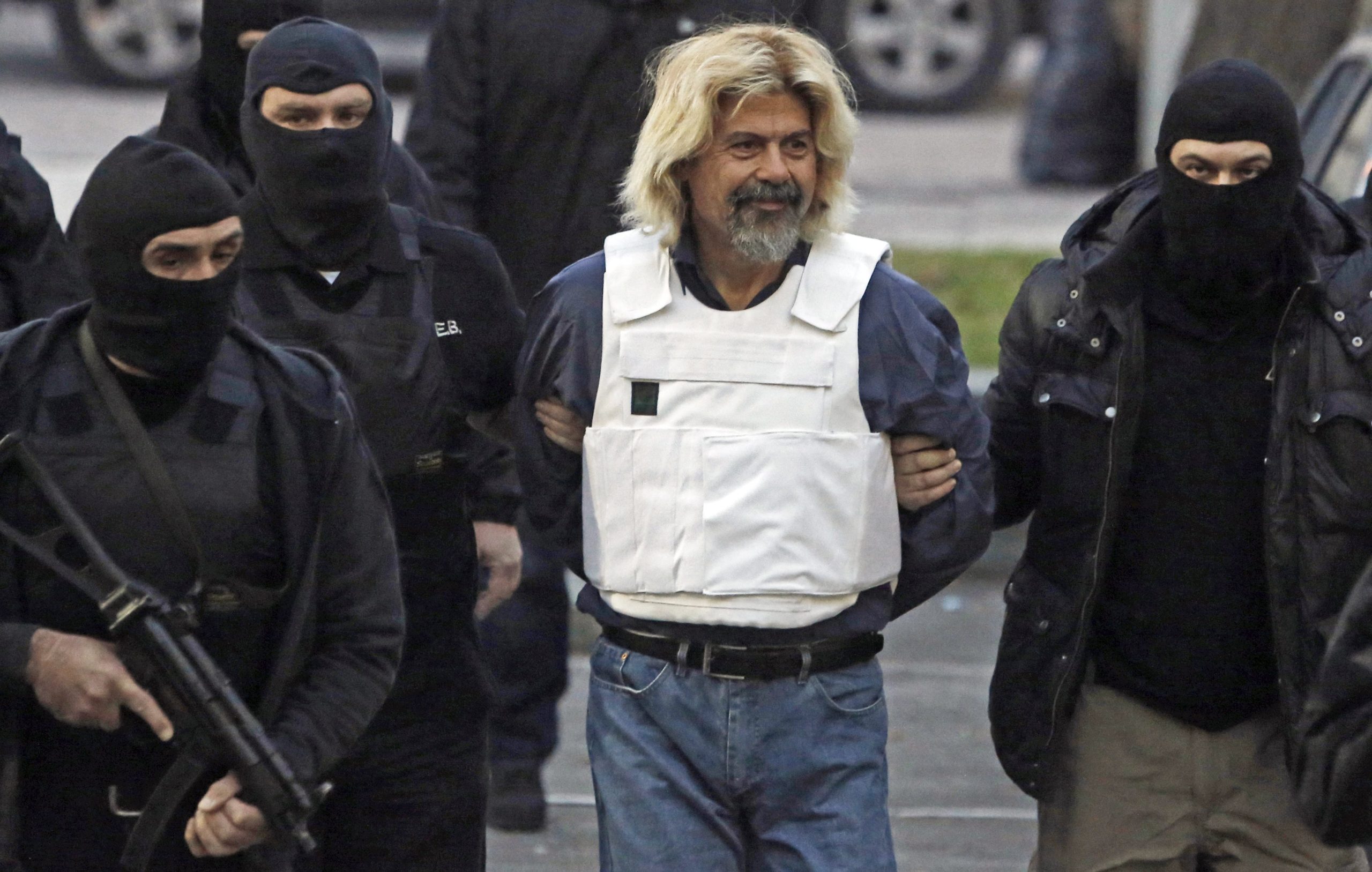 Βαν και τζιπ στο σπίτι του Ξηρού στο Λουτράκι