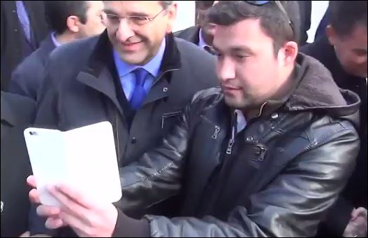 Ζήτησε από τον Σαμαρά να βγάλουν selfie – ΒΙΝΤΕΟ