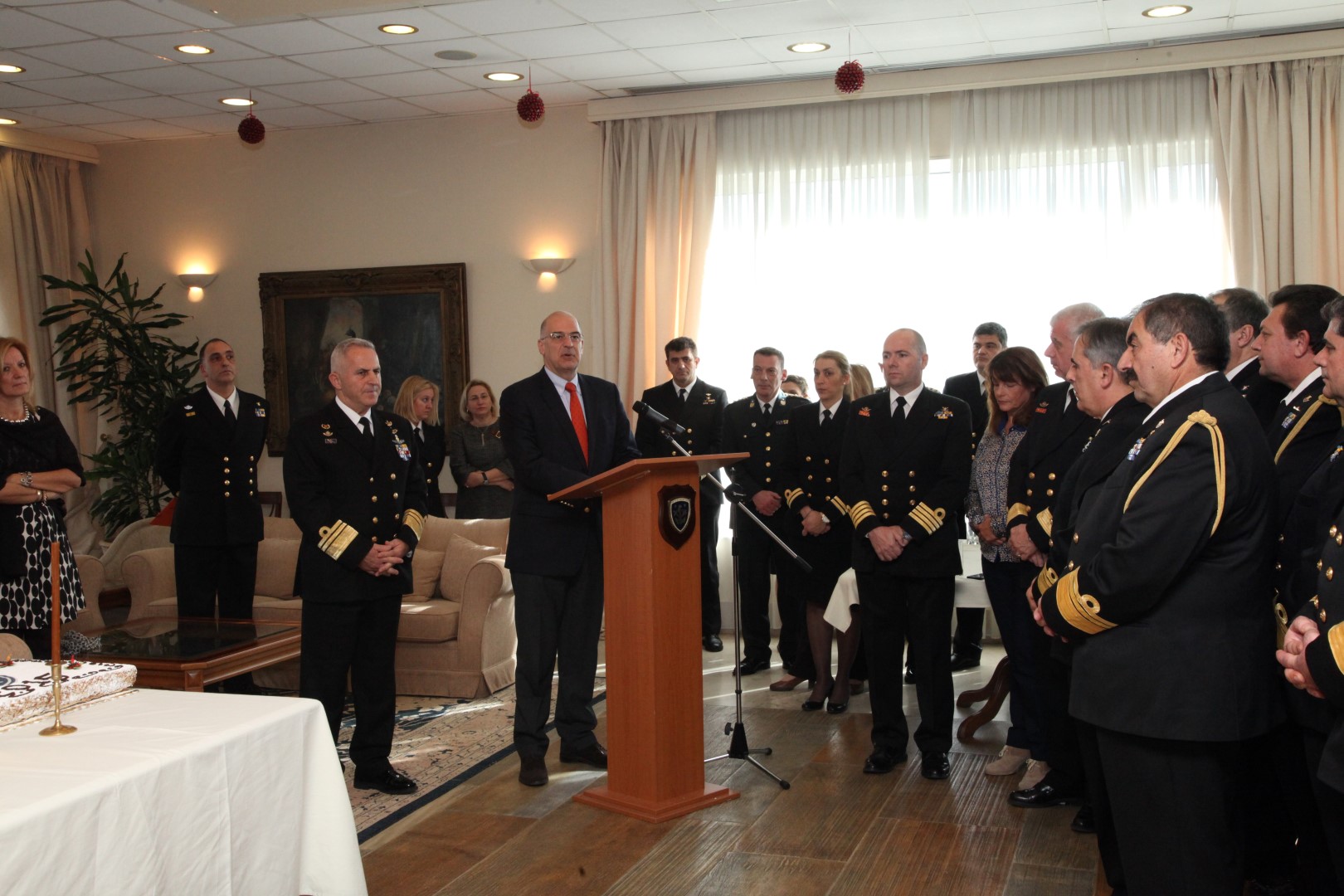 Ο Νίκος Δένδιας στην πρωτοχρονιάτικη πίτα του ΓΕΝ – ΦΩΤΟ