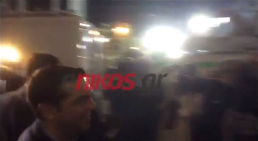 Η άφιξη του Τσίπρα στα Προπύλαια – ΒΙΝΤΕΟ