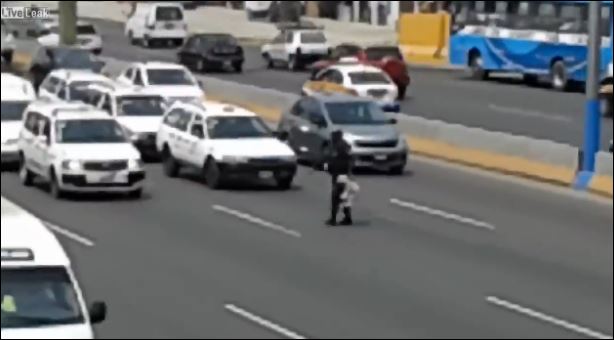 Αστυνομικός για… χειροκρότημα – ΒΙΝΤΕΟ