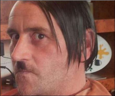 Ο ηγέτης του γερμανικού Pegida ποζάρει α λα… Χίτλερ – ΦΩΤΟ