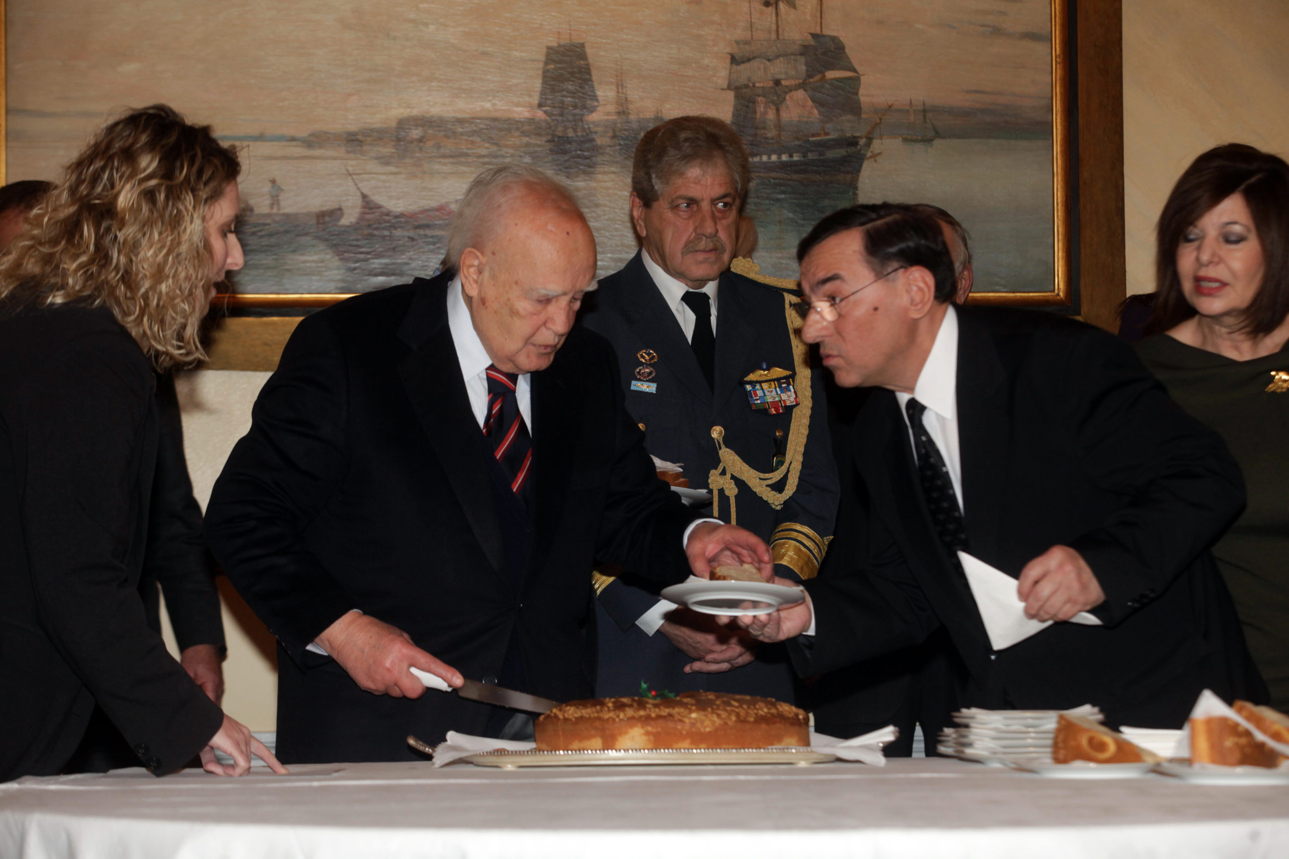 Ο Κάρολος Παπούλιας έκοψε την Πρωτοχρονιάτικη πίτα – ΦΩΤΟ