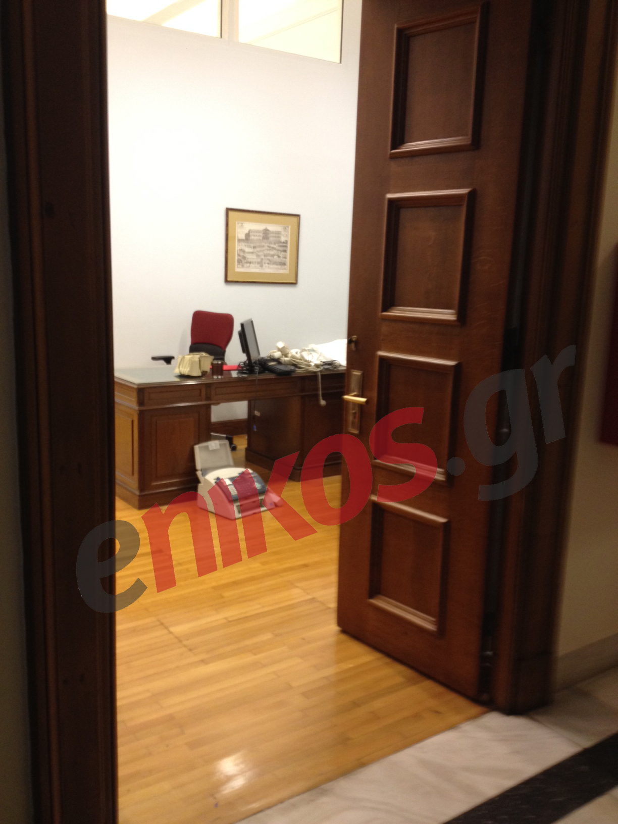 Ο πίνακας του Τσίπρα αντικατέστησε την “ελιά” του Σαμαρά.”Μετακόμιση” στη βουλή σε ψυχρό κλίμα – ΦΩΤΟ